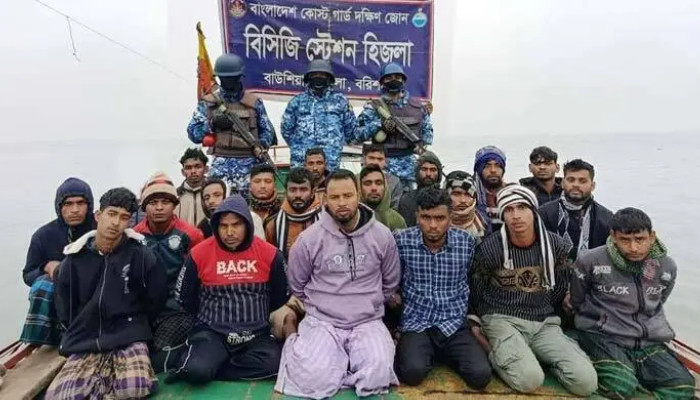 বরিশালে অবৈধভাবে বালু উত্তোলনকালে ৫৭ ড্রেজারসহ আটক ২০